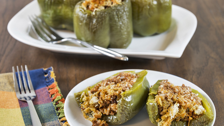 Pimientos rellenos de carne de res y arroz