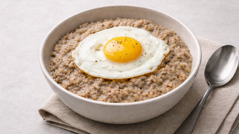 Bouillie traditionnelle de sarrasin avec un &lsquo;topper&rsquo; d&rsquo;oeuf