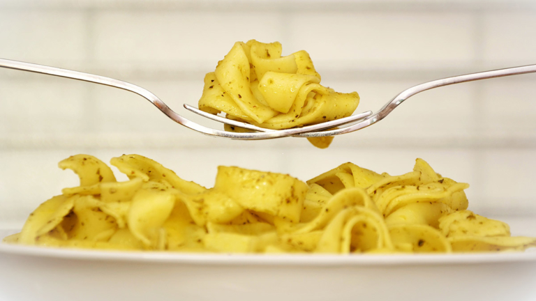 Домашняя цельнозерновая словенская паста в луковом соусе (Torn Pasta)